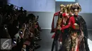 Sejumlah model berjalan diatas catwalk membawakan busana rancangan Anne Avantie di Jakarta Fashion Week (JFW) 2016 di Senayan City, Jakarta, Selasa (27/10/2015). Koleksi kali ini Anne Avantie bertema “Gambang Semarang”. (Liputan6.com/Herman Zakharia)