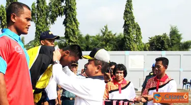 Citizen6, Cilangkap: Atlet renang Kolinlamil Letda Laut (E) Tri Aji bersama tim renang estafet gaya dada 4 x 100 M menerima pengalungan medali perak di Kolam Renang Jala Tirta Mabesal, Cilangkap Jakarta Timur. (Pengirim: Dispenkolinlamil)