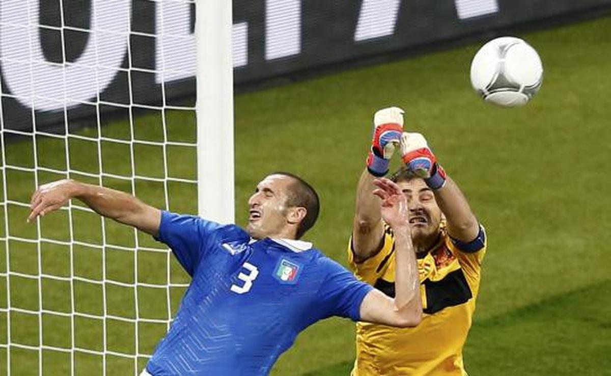Bantai Italia, Spanyol pertahankan juara Eropa