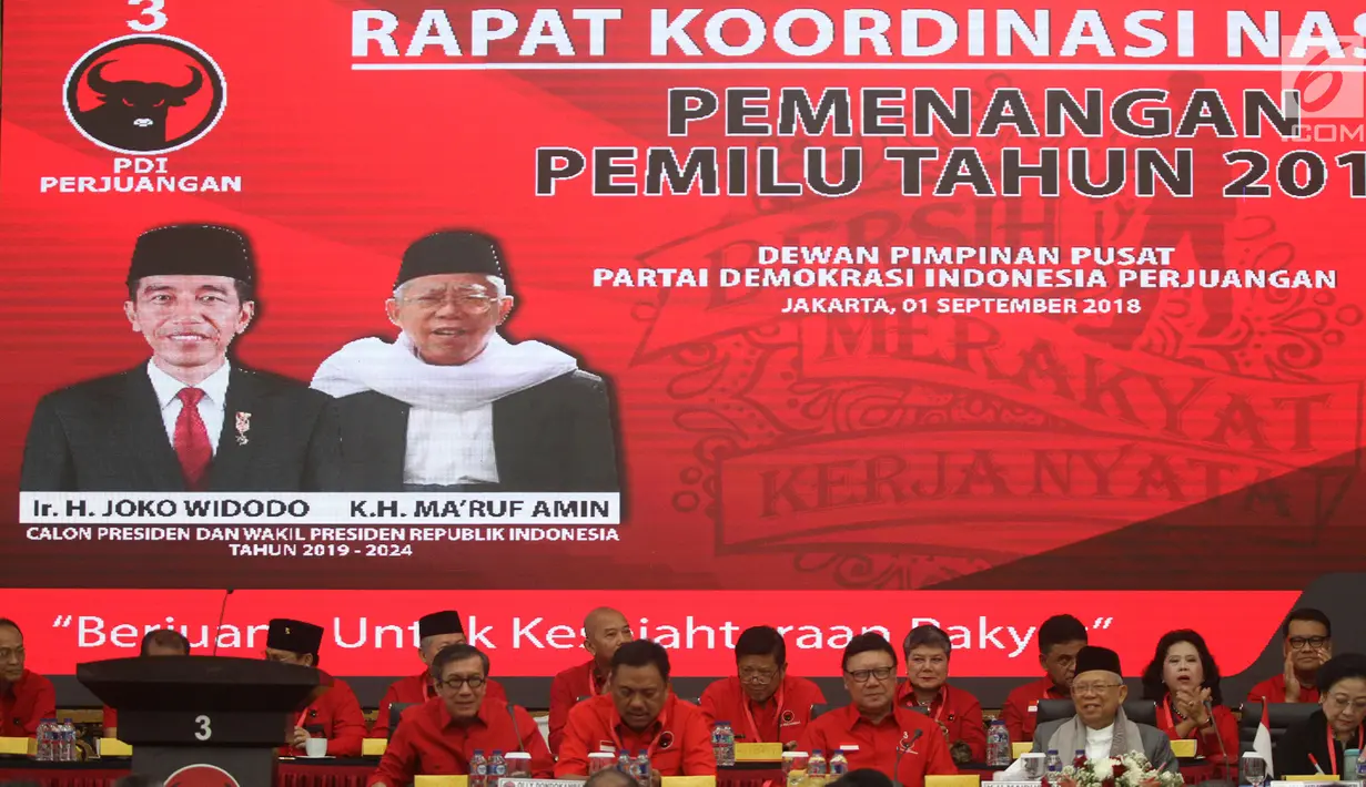 Ketua Umum PDI Perjuangan Megawati Soekarnoputri bersama bakal calon wakil presiden Ma'ruf Amin dan Mendagri Tjahjo Kumolo saat menghadiri rapat koordinasi nasional (Rakornas) PDIP di Kantor DPP PDIP, Jakarta, Sabtu (1/9). (Liputan6.com/Herman Zakharia)