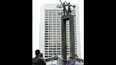 Seorang ibu dan anak sedang bergaya di dekat Bundaran Hotel Indonesia (HI), Jakarta, Kamis (1/1/2015). (Liputan6.com/Faizal Fanani)