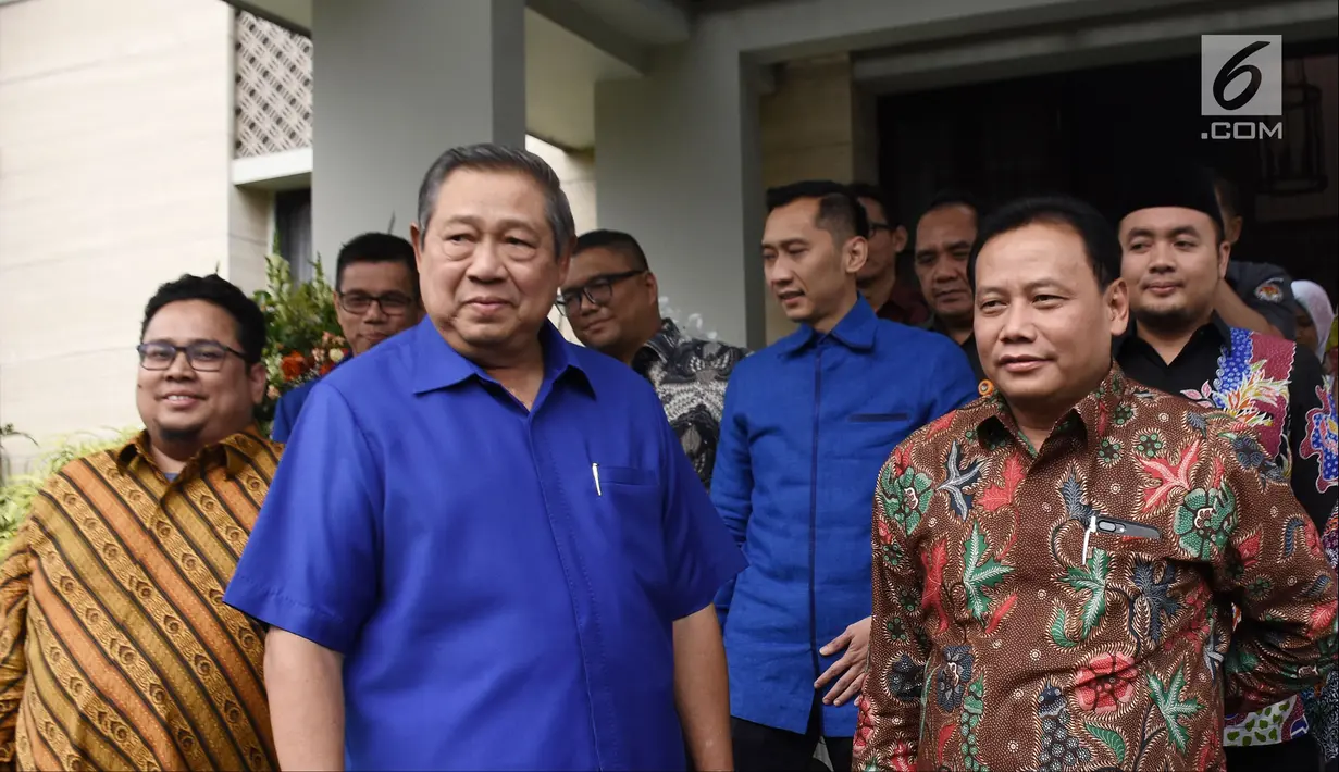Ketua Umum Partai Demokrat Susilo Bambang Yudhoyono atau SBY (kiri) bersama Ketua Bawaslu Abhan (kanan) usai menggelar pertemuan tertutup terkait Pileg dan Pilpres di kediaman SBY di Kuningan, Jakarta, Selasa (10/7). (Liputan6.com/Herman Zakharia)