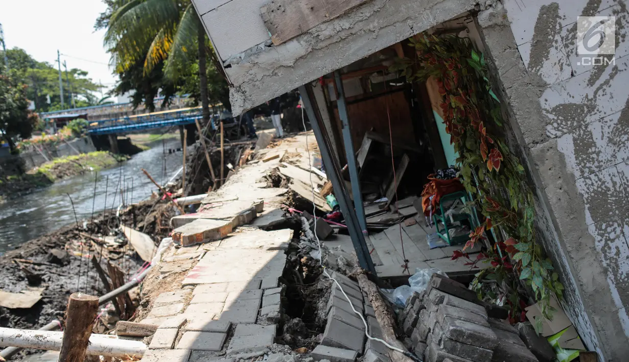Sejumlah rumah hampir ambruk akibat amblesnya tanah di bantaran Anak Kali Ciliwung di Jalan Lodan Raya, Pademangan, Jakarta, Senin (19/11). Kondisi rumah saat ini membahayakan untuk ditinggali. (Liputan6.com/Faizal Fanani)
