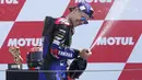 Pembalap Monster Energy Yamaha, Fabio Quartararo, melakukan selebrasi usai meraih podium juara MotoGP Belanda, Minggu (27/6/2021). (AP/Peter Dejong)