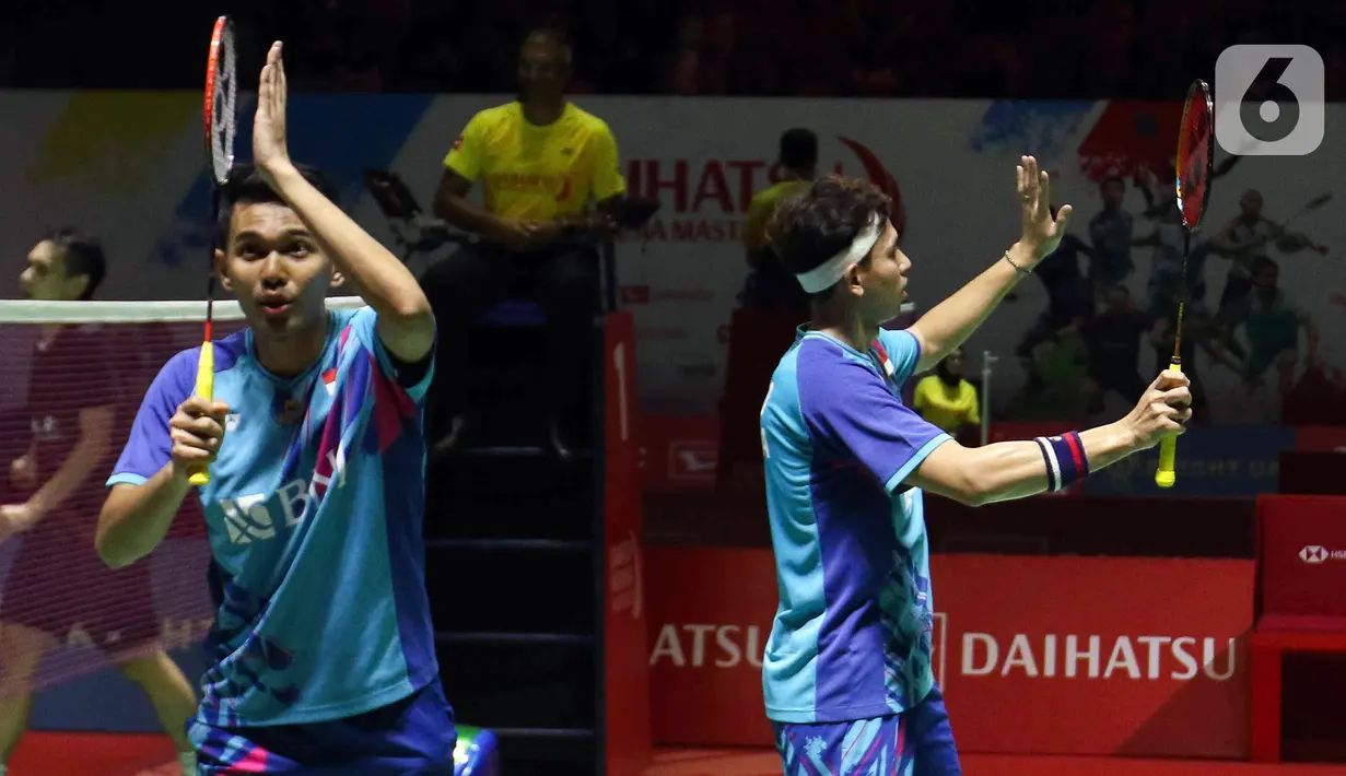 Reaksi pebulu tangkis ganda putra Indonesia Fajar Alfian/Muhammad Rian usai mengalahkan pebulu tangkis ganda putra Taiwan Chang Ko Chi/Po Li Wei pada babak 16 besar turnamen Daihatsu Indonesia Masters 2023 di Istora Senayan, Jakarta, Kamis (26/1/2023). Fajar/Rian mengalahkan Chang Ko Chi/Po Li Wei dengan skor 13-21, 21-9, dan 21-14. (Liputan6.com/Herman Zakharia)