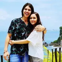 Maia Estianty memeluk putranya yang berulang tahun, El Rumi, yang ke-19 (Instagram/@maiaestiantyreal)