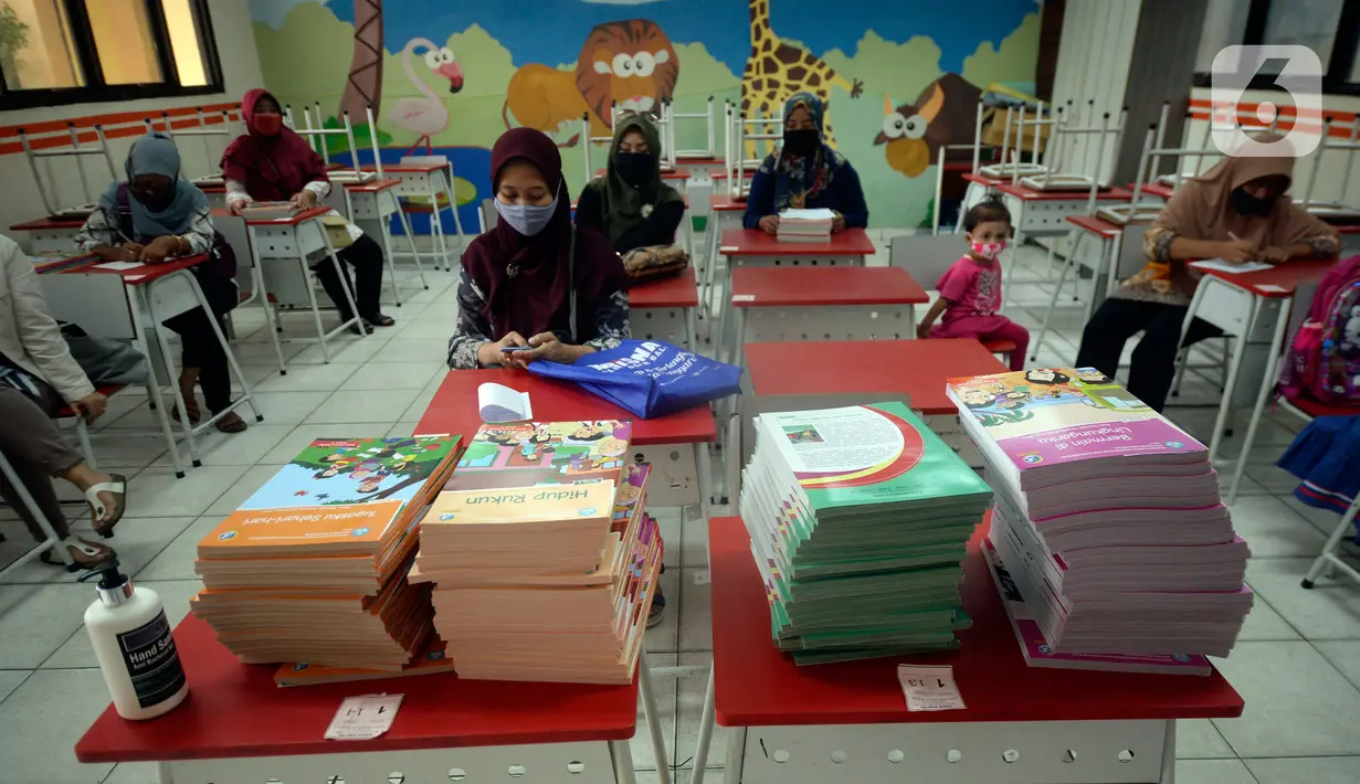 Orang Tua Siswa SDN Serua 3 kelas 2 dan 3 mendengarkan pengarahan guru tentang tata cara belajar mengajar online tahun ajaran baru serta pembagian buku gratis di Bukit, Ciputat, Tangerang Selatan, Banten, Rabu (15/7/2020). (merdeka.com/Dwi Narwoko)