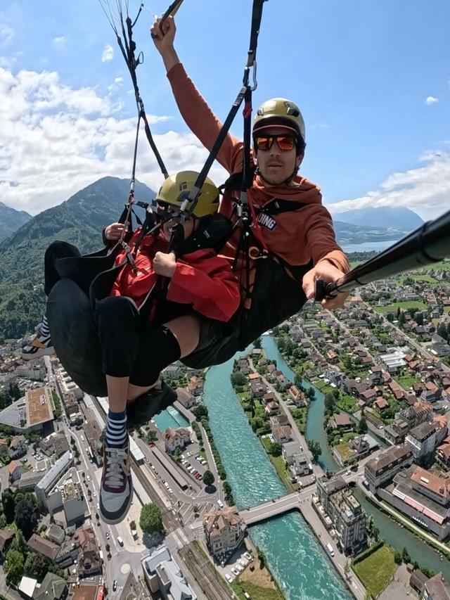 7 Potret Sabai Morscheck Naik Paragliding Bareng Anak di Swiss