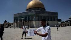 Pesepak bola klub Shejaiya,Gaza Palestina berkesempatan mengunjungi Mesjid Al Aqsa di kota tua Yerusalem, Israel sebelum melawan klub Al-Ahli asal Hebron pada Jumat (14/8/15).