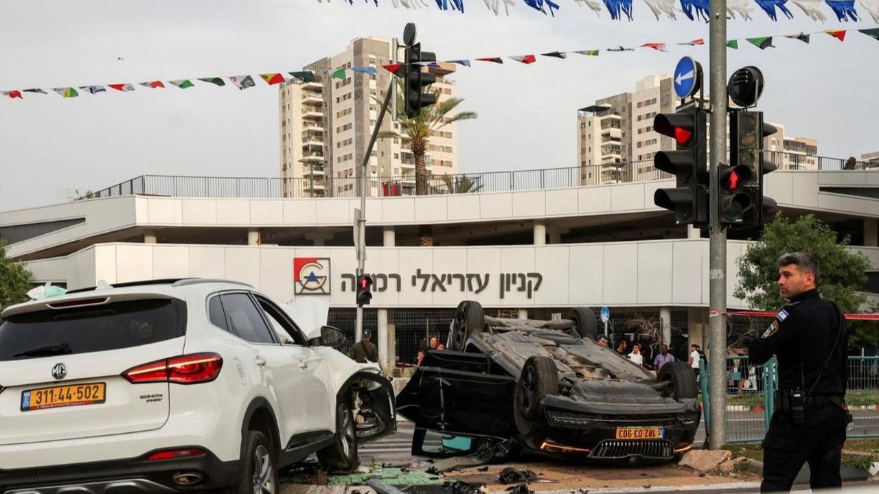 Musibah kecelakaan menimpa Menteri Keamanan Nasional Israel, Itamar Ben-Gvir di pusat kota Ramla pada Jumat (26/4/2024) lalu. Mobil yang dia tumpangi terguling mengalami setelah melanggar lampu merah. Mobil tersebut terlihat dalam posisi terbalik. Foto: 
