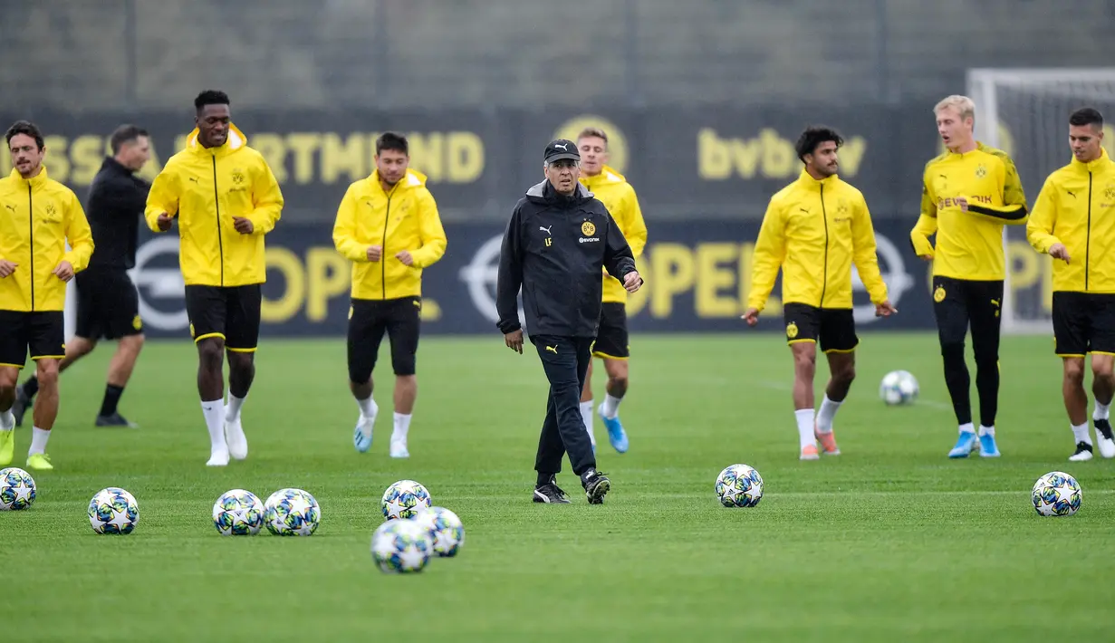 Pelatih Kepala Borussia Dortmund Lucien Favre memimpin anak asuhnya berlatih di Dortmund, Jerman, Senin (16/9/2019). Dortmund siap menjamu Barcelona pada laga Grup F Liga Champions di Signal Iduna Park. (AP Photo/Martin Meissner)