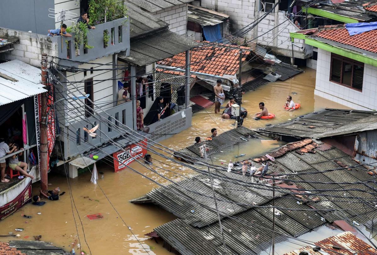 Banjir seatap rumah di Pasar Minggu