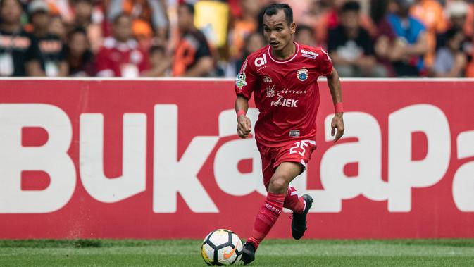 Gelandang Persija Jakarta, Riko Simanjuntak, menggiring bola saat melawan Mitra Kukar pada laga Liga 1 di SUGBK, Jakarta, Minggu (9/12). Persija menang 2-1 atas Mitra. (Bola.com/Yoppy Renato)