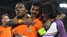 Belum lengkap rasanya jika seorang pemain belum merasakan bermain di turnamen mayor seperti Piala Eropa dan Piala Dunia. Penyelenggaraannya yang empat tahun sekali menjadi salah satu alasan. 5 pemain berikut merasakannya di Euro 2020 di usia yang tak lagi muda. (Foto: AP/Pool/Peter Dejong)
