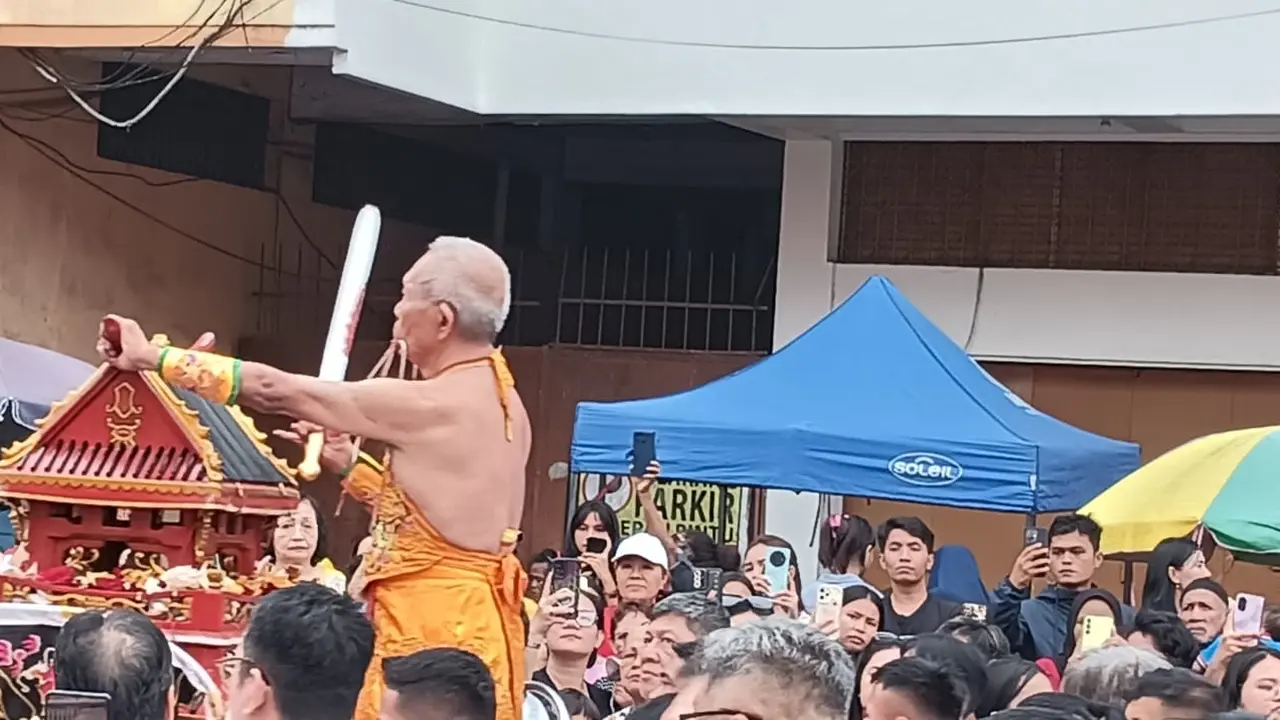 Aksi salah satu Tang Sin pada, Rabu (12/2/2025), saat perayaan Cap Go Meh Imlek 2576 Kongzili di Kota Manado, Sulut.