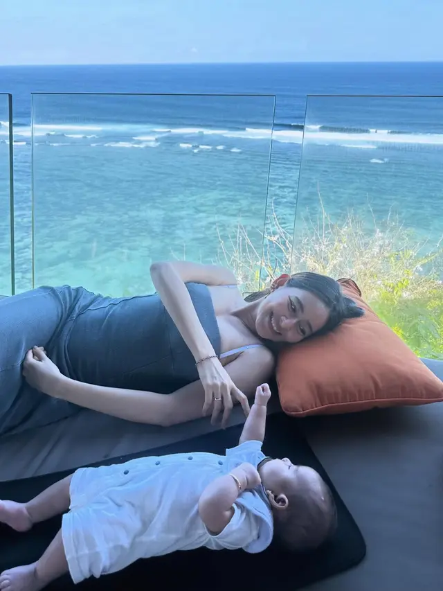 7 Potret Laura Theux Bareng Buah Hati, Asuh Anak Tanpa Bantuan Baby Sitter