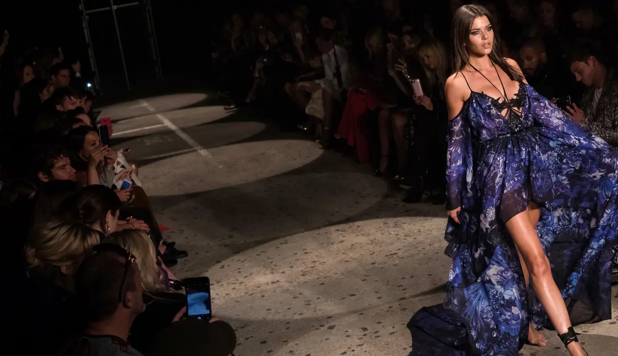 Model berjalan di atas catwalk mengenakan busana desainer Julien Macdonald selama London Fashion Week, Inggris (18/9). Julien Macdonald menampilkan gaun-gaun seksi koleksi Spring/Summer 2018. (Photo by Vianney Le Caer/Invision/AP)