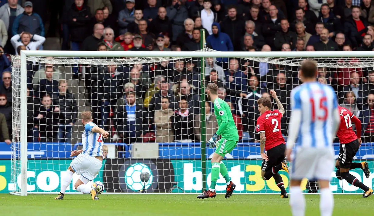 Pemain Huddersfield, Laurent Depoitre mencetak gol kedua untuk timnya saat melawan Manchester United dalam Liga Inggris di stadion John Smith di Huddersfield (21/10). Huddersfield menang 2-1 atas Manchester United. (Nigel French / PA via AP)
