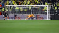 David de Gea gagal menjebol gawang  Geronimo Rulli dalam adu penalti final Liga Europa 2020/2021 yang mempertemukan Manchester United versus Villarreal di Stadion Miejski, Gdansk, Polandia, Kamis (27/5/2021) dini hari WIB. (AFP/Kacper Pempel)