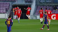 Para pemain Granada merayakan gol yang dicetak Darwin Machis ke gawang Barcelona pada pertandingan La Liga di Stadion Camp Nou, Barcelona, Spanyol, Kamis (29/4/2021). Barcelona kalah 1-2. (AP Photo/Joan Monfort)