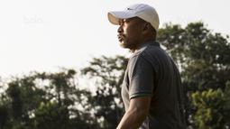Pelatih Timnas Indonesia U-16, Fachri Husaini, memantau anak asuhnya saat melawan Kabomania U-17 pada laga uji coba di Stadion Atang Sutresna, Jakarta Timur, Jumat (8/9/2017). Timnas U-16 menang 6-1 atas Kabomania U-17. (Bola.com/Vitalis Yogi Trisna)