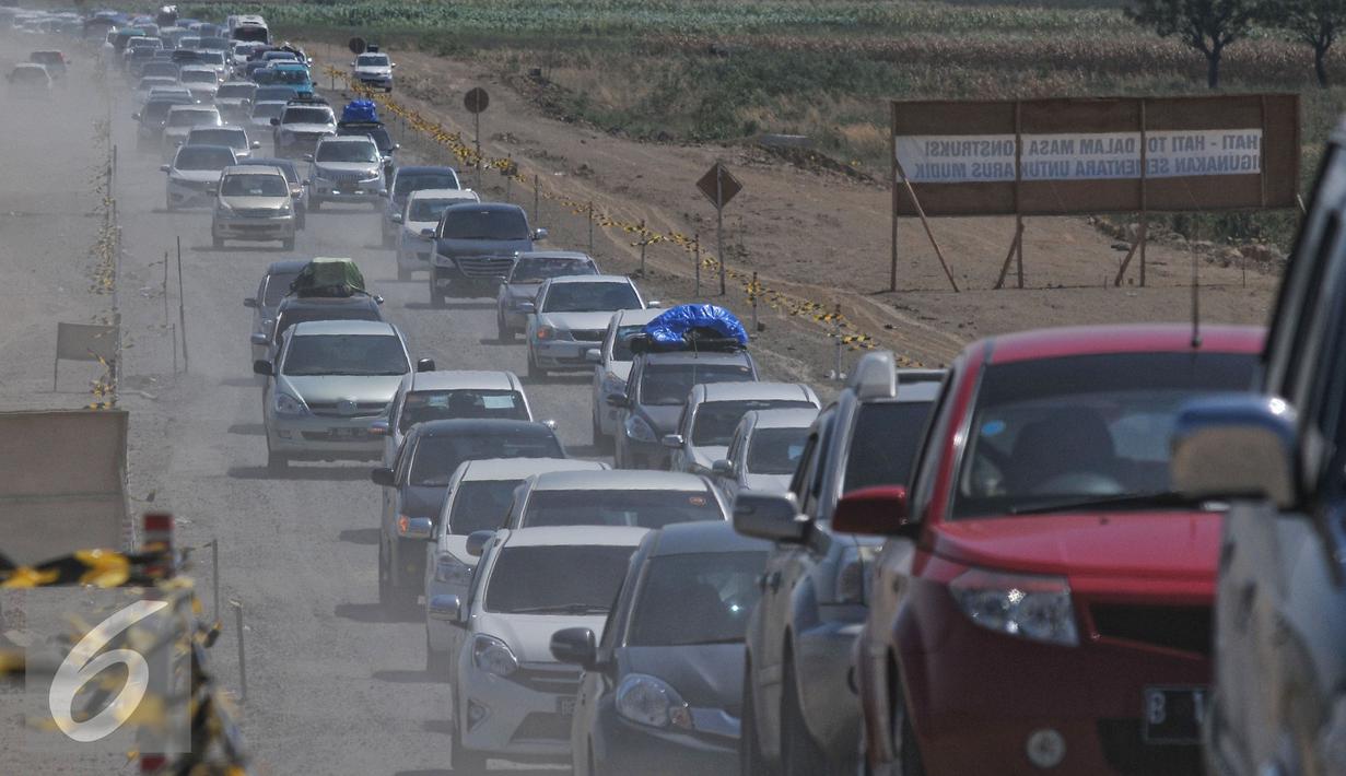 Kendaraan pemudik melintasi jalan tol Pejagan-Pemalang, Banjar Anyar, Brebes, Jawa Tengah, Kamis (16/7/15). Berdasarkan pantauan petugas di posko Tol Pejagan, pada H-1 terjadi peningkatan kendaraan hingga 50 persen. (Liputan6.com/Herman Zakharia)