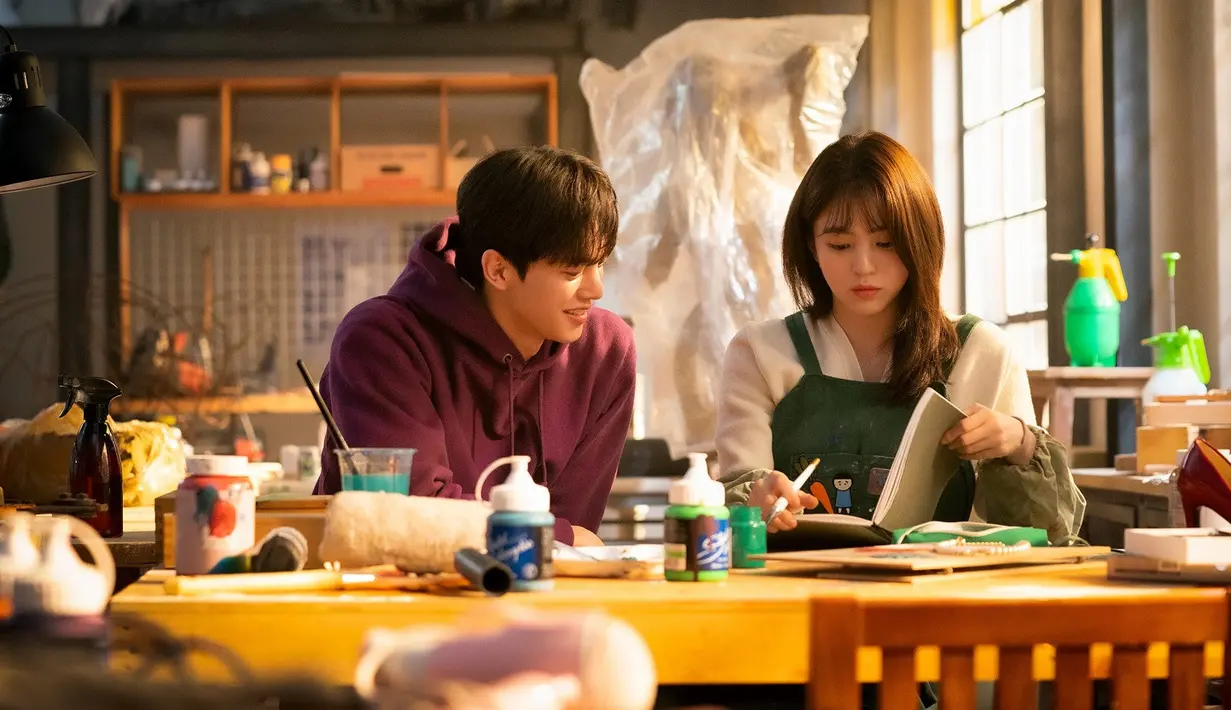 Yu Na Bi merupakan orang yang tak percaya dengan cinta, akan tetapi ia masih ingin berkencan. Sedangkan Park Eon merupakan seorang penggoda yang tak ingin berkomitmen dengan sebuah hubungan. (Foto: Netflix)