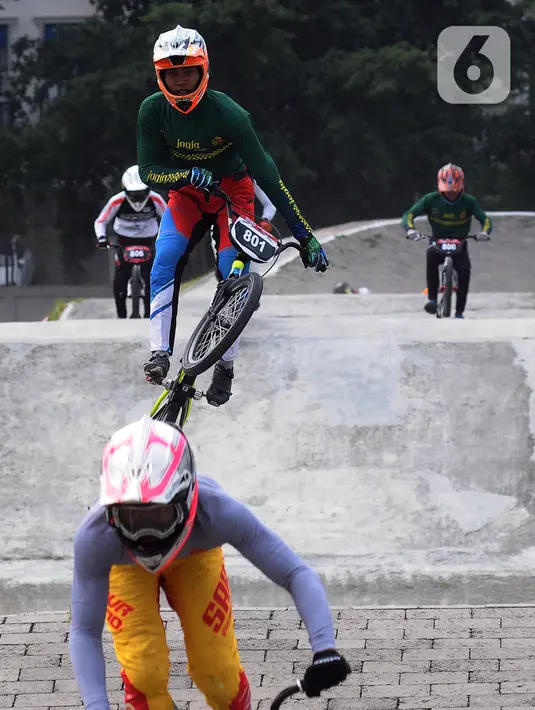 Para pembalap beradu cepat saat bersaing pada kejuaraan internasional sepeda BMX Indonesia Cup 2023 seri 3 nomor Men Elite di Jakarta International BMX Track, Minggu (23/7/2023). (merdeka.com/Imam Buhori)