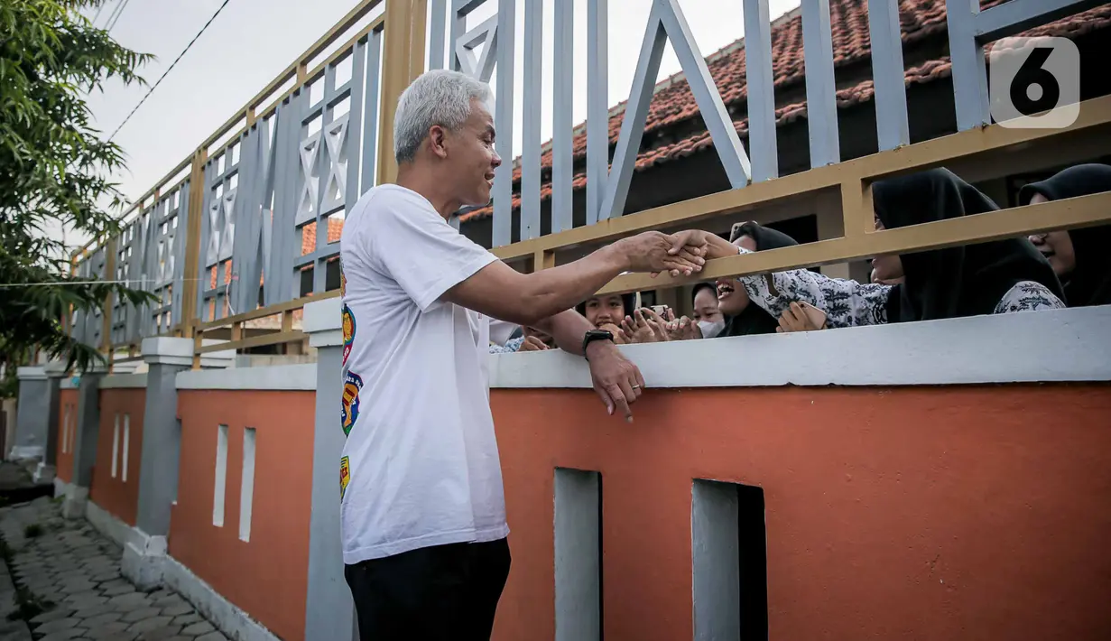 Ganjar pun melanjutkan lari pagi nya, saat melewati sekolah dasar (SD), Sekolah Luar Biasa (SLB) hingga Sekolah Menengah Keatas (SMK). (Liputan6.com/Faizal Fanani)
