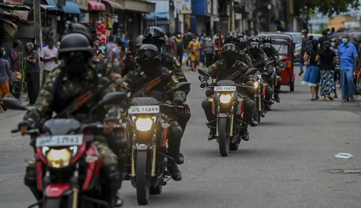 Tentara Sri Lanka dengan sepeda motor berpatroli di sepanjang jalan saat negara itu bersiap untuk lockdown di Kolombo, Selasa (25/5/2021). Sri Lanka bersiap menerapkan lockdown ketat selama dua minggu untuk menekan penyebaran corona Covid-19. (ISHARA S. KODIKARA / AFP)