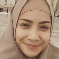 Nagita Slavina saat umrah (Instagram/@raffinagita1717)