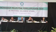 Ketua Bawaslu Sulut Dr Ardiles Mewoh MSi (keempat dari kiri) saat menyampaikan materi dalam Workshop Peliputan Pemilu/Pilkada 2024 yang digelar Dewan Pers pada, Kamis (12/9/2024), di Peninsula Hotel Manado.