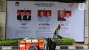 Poster sosialisasi visi misi Calon Presiden dan Calon Wakil Presiden pada Pemilu 2024 terpampang di Perempatan Kuningan-Mampang, Jakarta, Senin (8/1/2024). (merdeka.com/Imam Buhori)