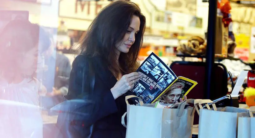 Ini penampilan terbaru Angelina Jolie, saat berbelanja di sebuah supermarket di Los Angeles. Angelina Jolie terlihat cantik mengenakan kimono panjang berwarna hitam. (The Mega Agency/The Sun)