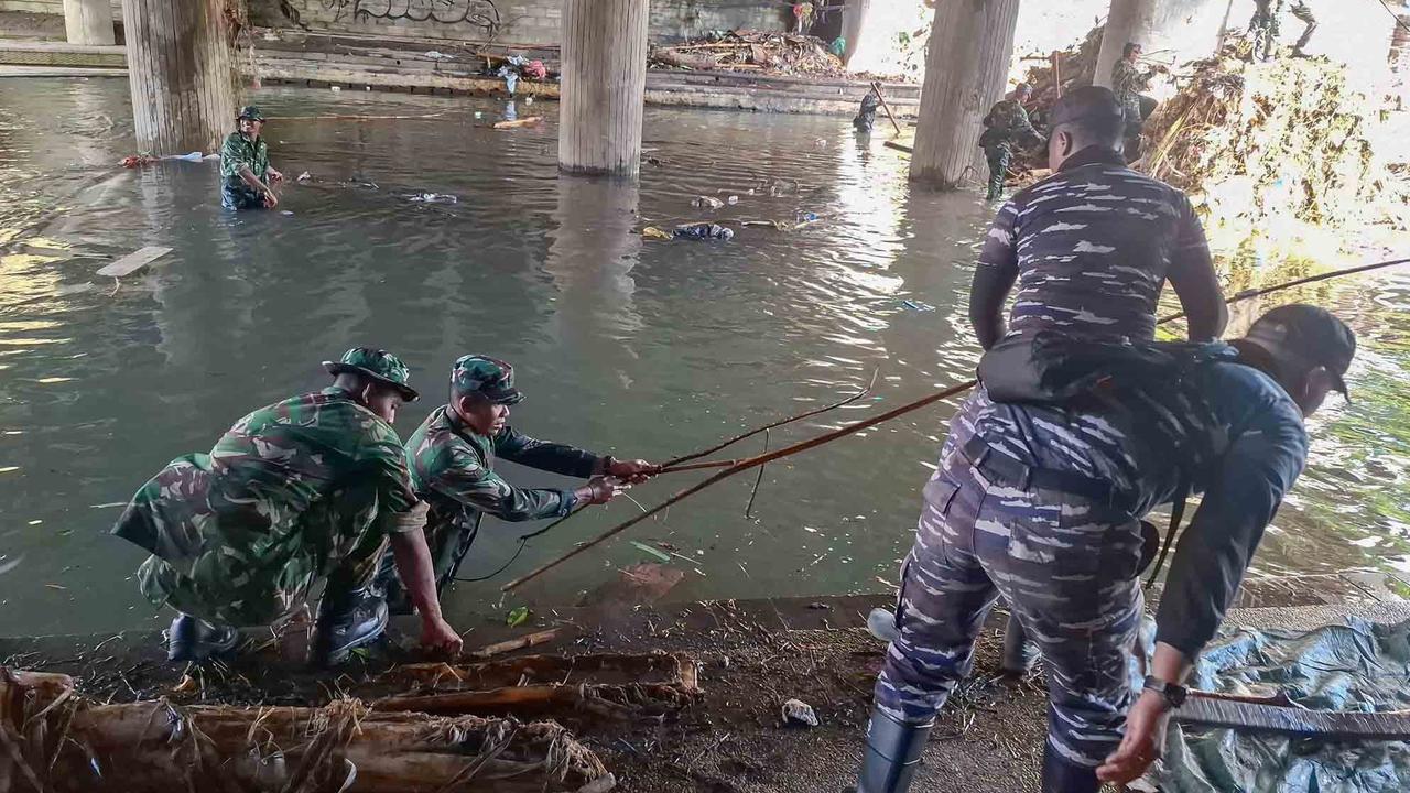 FOTO: Hari ke-4 Pasca Banjir Bandang, TNI AL Denpasar Terus Bantu Warga Bersihkan Kota