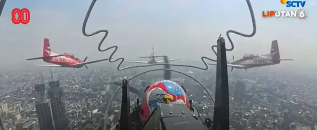 Tim Jupiter Aerobatik Indonesia Bermanuver di HUT ke-80 RI