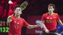 Atlet bulutangkis ganda putra Indonesia, Kevin Sanjaya Sukamuljo dan Marcus Fernaldi Gideon saat tampil melawan wakil Denmark di semifinal Piala Thomas 2020 yang berlangsung di Denmark, Jumat (15/10/2021).  (AP via Ritzau Scanpix/Claus Fisker)