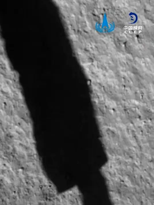 Foto yang diberikan China National Space Administration pada 1 Desember 2020 menunjukkan gambar yang ditangkap kamera wahana antariksa Chang'e-5 saat melakukan pendaratan di Bulan. Selama proses pendaratan, kamera di wahana pendarat berhasil mengambil gambar-gambar area pendaratan. (Xinhua/CNSA)