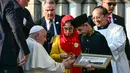 Paus Fransiskus terlihat bersemangat saat mendatangi Katedral Bunda Maria Diangkat ke Surga Jakarta dan bersalaman dengan anak-anak. (Tiziana FABI/AFP)