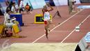 Atlet putri Indonesia, Maria Londa saat melakukan lompatan di nomor lompat jangkit di National Stadium, Singapura, Kamis (11/6/2015). Maria mencatat lompatan sejauh 13,75 meter dan berhasil meraih medali emas. (Liputan6.com/Helmi Fithriansyah)