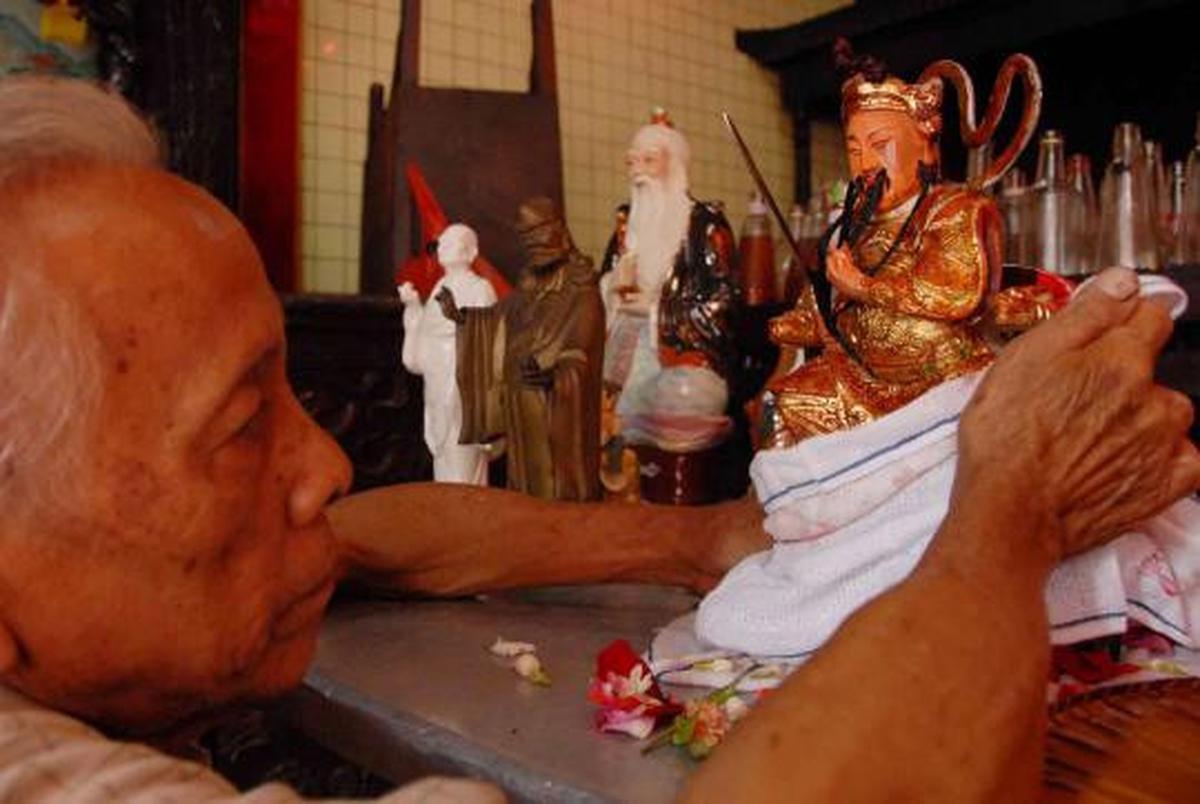 Memandikan patung dewa jelang perayaan Imlek