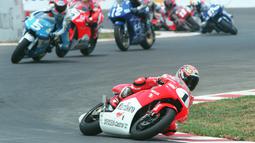 Sementara itu di kelas 250cc, Max Biaggi berhasil menang setelah mengalahkan Tohru Ukawa dan Olivier Jacques. (AFP/Kemal Jufri)