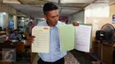 Kuasa Hukum Pemilik kios menunjukan Surat Kuasa dan Surat pengelolan UKM sentra kuliner tradisional Jalan Lapangan Tembak, Senayan, Jakarta Pusat, Selasa (28/2). (Liputan6.com/Yoppy Renato)