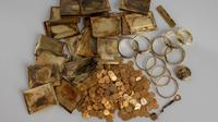 Tumpukan 598 koin emas dan barang-barang lain yang bernilai setidaknya $360.000 ditemukan di wilayah timur laut Republik Ceko, tetapi asal-usulnya tidak jelas. (Museum of Eastern Bohemia)