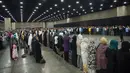 Ribuan umat muslim mendoakan jenazah petinju legendaris di Freedom Hall, Louisville pada hari pertama prosesi sebelum dilakukan pemakaman. (AFP/Bintang.com)