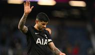 Bek Tottenham Hotspur asal Argentina bernomor punggung 17, Cristian Romero, melambaikan tangan kepada para penggemar saat meninggalkan lapangan setelah pertandingan Liga Inggris antara Burnley dan Tottenham Hotspur di Turf Moor, Burnley, Inggris barat laut pada 24 Januari 2026. Pertandingan berakhir 2-2. (Oli SCARFF/AFP)