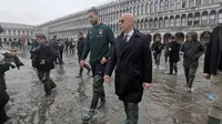 Delegasi Timnas Italia yang diwakili oleh Gianluigi Donnarumma dan PSSI-nya Italia mengunjungi Venice, kota bersejarah di Italia yang tengah dilanda musibah banjir. (Dok. Twitter Resmi Timnas Italia / @Vivo_Azzurro)