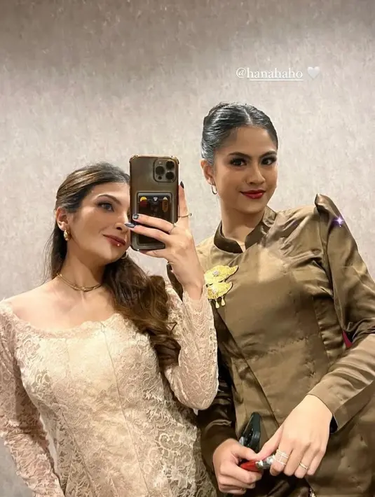 7. Berbeda dari bridesmaid lainnya, Hana Saraswati memilih kebaya model janggan dengan kerah puffy. Sentuhan desain ini memberikan kesan tegas dan berkelas, membuatnya tampil stand out dalam acara tersebut. [@hanahaho].