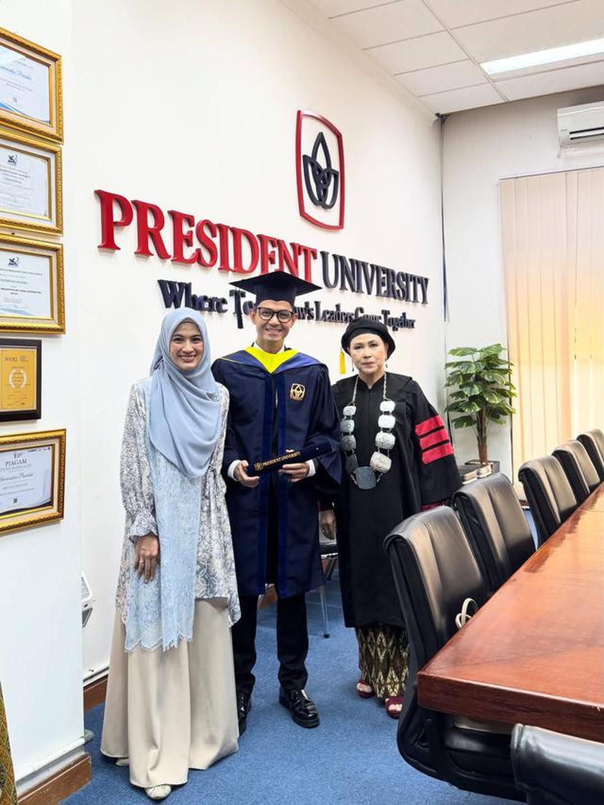 4 Potret Alyssa Soebandono Pakai Tunik Batik, Anggun Dampingi Dude Harlino Wisuda