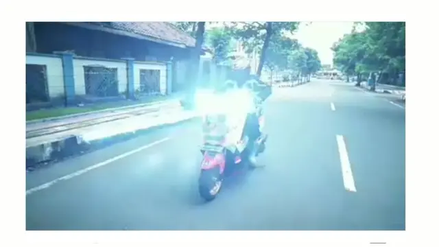 Parodi polisi saat menggunakan lampu yang terang